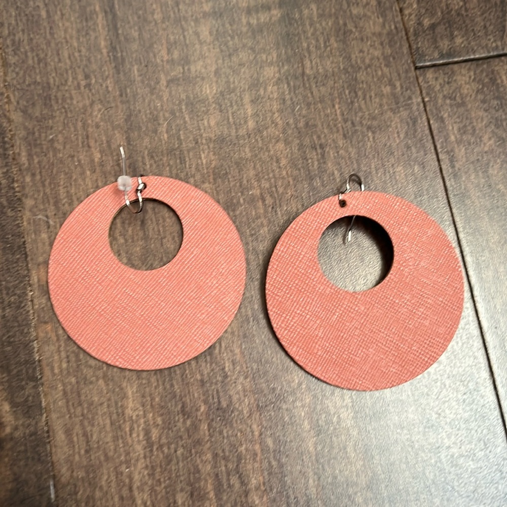 Nickel and Suede rose novas